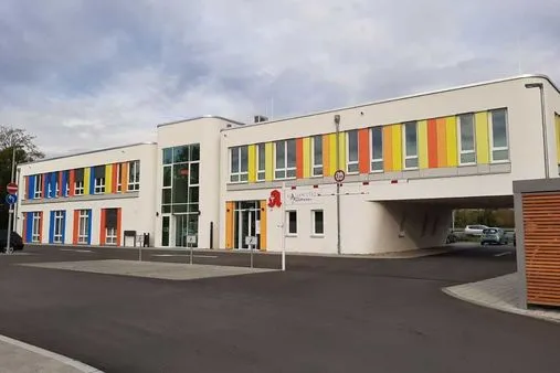 Moderne Gebäude mit bunten Fensterläden in verschiedenen Farben und klaren Linien.